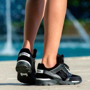 RARE 2013 Chanel baskets sneakers black white logo